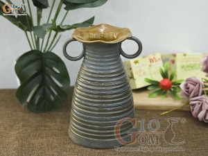 Lọ hoa gốm dáng ly cao có quai vân sóng màu rêu, cao 20cm