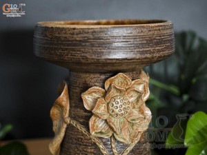 Lọ hoa gốm dáng chân nến đắp nổi hoa Sen, cao 22cm