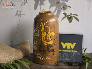 Lọ hoa gốm dáng ống trụ vẽ chữ Lộc, cao 26cm (hộp xi lụa cao cấp VTV)