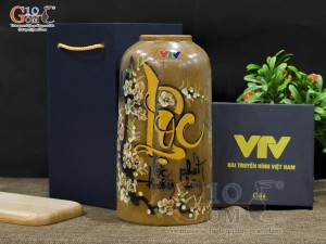 Lọ hoa gốm dáng ống trụ vẽ thư pháp in logo VTV, cao 26cm