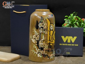 Lọ hoa gốm dáng ống trụ vẽ thư pháp in logo VTV, cao 26cm