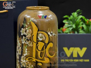 Lọ hoa gốm dáng ống trụ vẽ thư pháp in logo VTV, cao 26cm