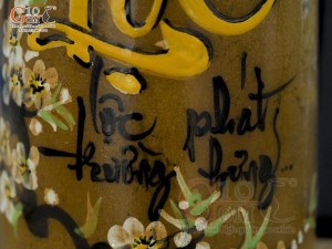 Lọ hoa gốm dáng ống trụ vẽ thư pháp in logo VTV, cao 26cm