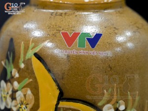 Lọ hoa gốm dáng ống trụ vẽ thư pháp in logo VTV, cao 26cm