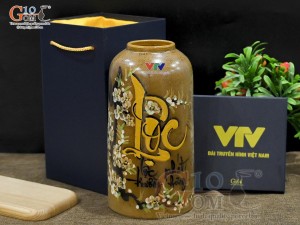 Lọ hoa gốm dáng ống trụ vẽ thư pháp in logo VTV, cao 26cm