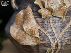 Lọ hoa gốm dáng rỏ cua đắp nổi hoa Sen, cao 20cm