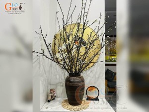 Lọ hoa gốm dáng thạp cổ màu nâu, cao 38cm