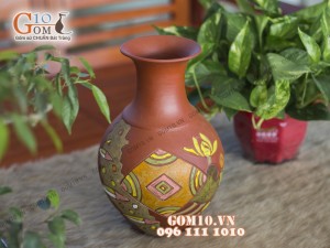 Lọ hoa gốm dáng tỏi khắc nổi bông sen