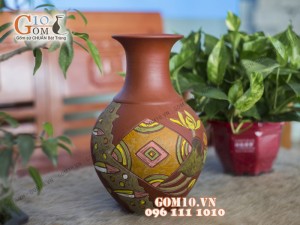 Lọ hoa gốm dáng tỏi khắc nổi bông sen