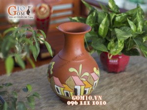 Lọ hoa gốm dáng tỏi khắc nổi cảnh làng quê
