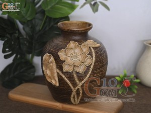 Lọ hoa gốm dáng túi tròn đắp nổi hoa Sen nâu ganh, cao 23cm