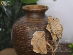 Lọ hoa gốm dáng túi tròn đắp nổi hoa Sen nâu ganh, cao 23cm