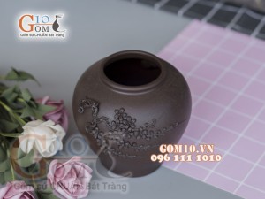 Lọ hoa gốm dáng vò chân thon đắp nổi hoa đào, cao 12cm