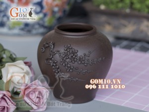 Lọ hoa gốm dáng vò chân thon đắp nổi hoa đào, cao 12cm