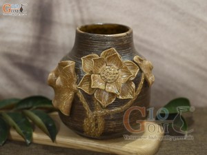 Lọ hoa gốm dáng vò cổ thẳng đắp nổi hoa Sen, cao 18cm