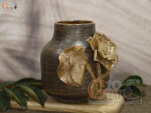 Lọ hoa gốm dáng vò cổ thẳng đắp nổi hoa Sen, cao 18cm