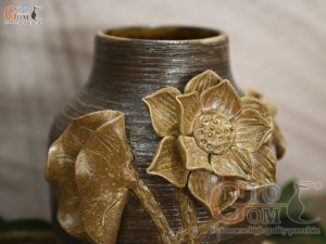 Lọ hoa gốm dáng vò cổ thẳng đắp nổi hoa Sen, cao 18cm