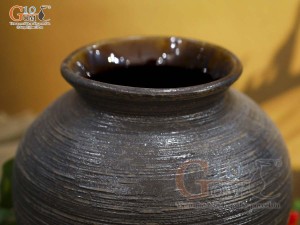 Lọ hoa gốm dáng vò màu nâu, cao 22cm