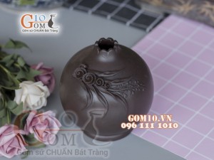 Lọ hoa gốm dáng vò miệng lượn đắp nổi hoa, cao 14cm