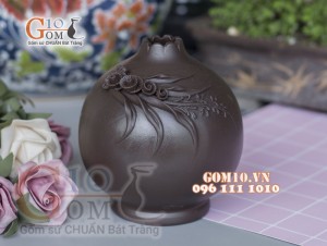 Lọ hoa gốm dáng vò miệng lượn đắp nổi hoa, cao 14cm