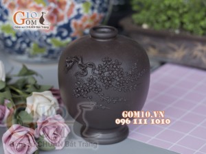 Lọ hoa gốm dáng vò miệng nhỏ đắp nổi hoa đào cao 16cm