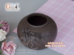 Lọ hoa gốm dáng vò thấp đắp nổi hoa đào, cao 10cm 