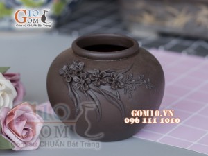 Lọ hoa gốm dáng vò thấp đắp nổi hoa đào, cao 10cm 