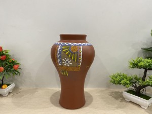 Lọ hoa gốm đất đỏ chân thon khắc thổ cẩm cao 29cm