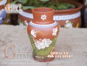 Lọ hoa gốm đất đỏ dáng bầu khắc hoa, cao 28cm