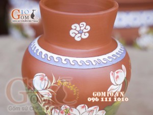 Lọ hoa gốm đất đỏ dáng bầu khắc hoa, cao 28cm