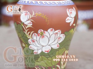 Lọ hoa gốm đất đỏ dáng bầu khắc hoa, cao 28cm