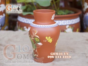 Lọ hoa gốm đất đỏ dáng bầu khắc hoa, cao 28cm