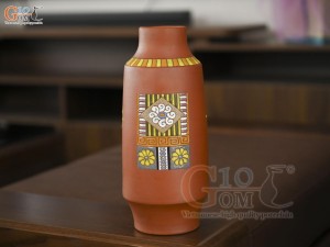 Lọ hoa gốm đất đỏ dáng chai họa tiết thổ cẩm, cao 32.5cm