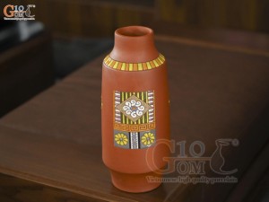 Lọ hoa gốm đất đỏ dáng chai họa tiết thổ cẩm, cao 32.5cm Lọ hoa gốm đất đỏ dáng chai họa tiết thổ cẩm, cao 32.5cm