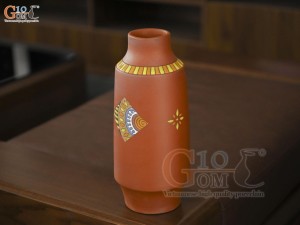 Lọ hoa gốm đất đỏ dáng chai họa tiết thổ cẩm, cao 32.5cm