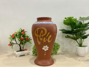 Lọ hoa gốm đất đỏ dáng chóe khắc chữ, cao 31cm