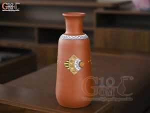 Lọ hoa gốm đất đỏ dáng cổ chai họa tiết thổ cẩm, cao 35cm