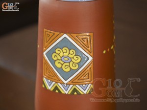 Lọ hoa gốm đất đỏ dáng cổ chai họa tiết thổ cẩm, cao 35cm