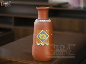 Lọ hoa gốm đất đỏ dáng cổ chai họa tiết thổ cẩm, cao 35cm