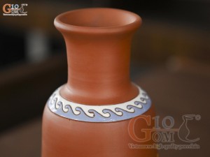Lọ hoa gốm đất đỏ dáng cổ chai họa tiết thổ cẩm, cao 31cm