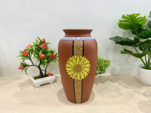 Lọ hoa gốm đất đỏ dáng cốc khắc hoa cúc, cao 27,5cm