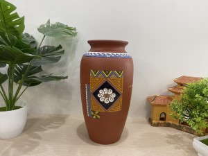 Lọ hoa gốm đất đỏ dáng cốc khắc hoa thổ cẩm, cao 27,5cm