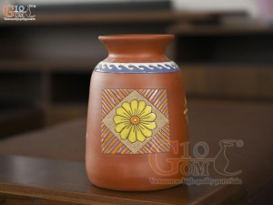 Lọ hoa gốm đất đỏ dáng giỏ cua họa tiết thổ cẩm, cao 20cm