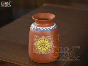 Lọ hoa gốm đất đỏ dáng giỏ cua họa tiết thổ cẩm, cao 20cm Lọ hoa gốm đất đỏ dáng giỏ cua họa tiết thổ cẩm, cao 20cm