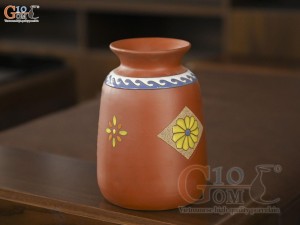 Lọ hoa gốm đất đỏ dáng giỏ cua họa tiết thổ cẩm, cao 20cm