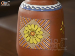 Lọ hoa gốm đất đỏ dáng giỏ cua họa tiết thổ cẩm, cao 20cm