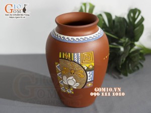 Lọ hoa gốm đất đỏ dáng lu khắc chuồn chuồn cao 26cm