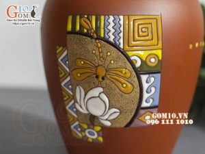 Lọ hoa gốm đất đỏ dáng lu khắc chuồn chuồn cao 26cm