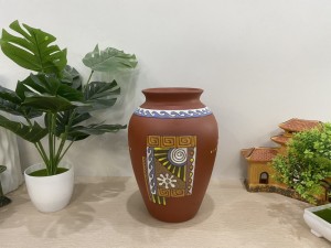 Lọ hoa gốm đất đỏ dáng lu khắc hoa thổ cẩm cao 26cm