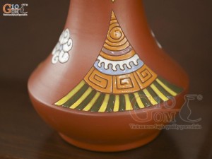 Lọ hoa gốm đất đỏ dáng phễu họa tiết thổ cẩm, cao 25cm